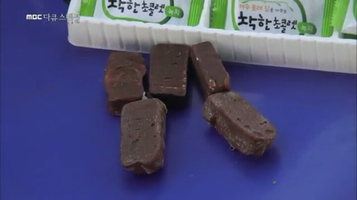 딸이 바다 위로 올라오길 바라며 초콜렛 던져주는 아빠 | 인스티즈