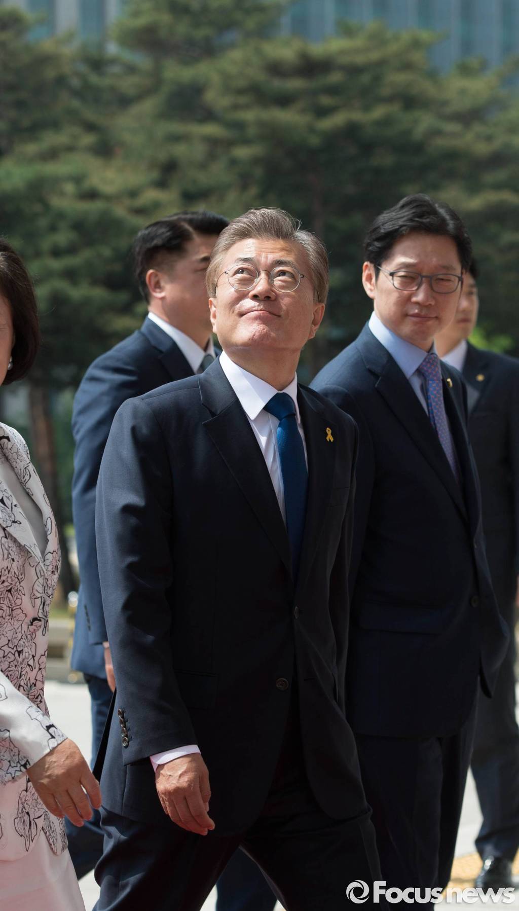 하늘보는 문재인 대통령 | 인스티즈