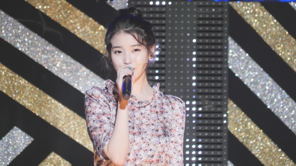 꽃무늬 원피스 입은 아이유.jpg | 인스티즈