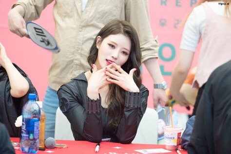 [러블리즈] 종착역의 황제가 등에 박힌 레플이 와서 미주 | 인스티즈