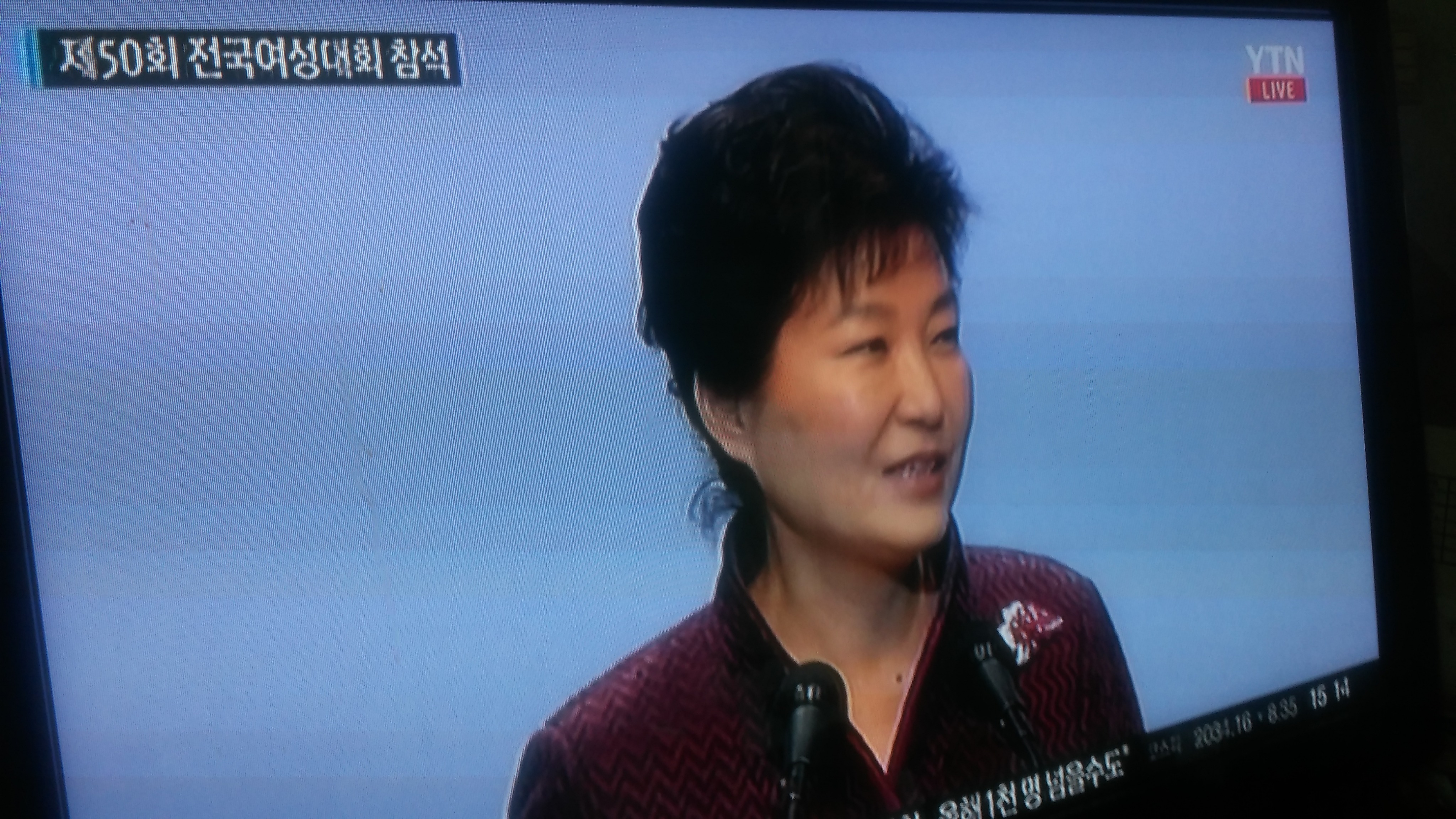 이화여대 학생들이 들어가지 말라고 시위하는데 모른척하고 들어가셔서 쳐 웃고있는 대통령님 | 인스티즈