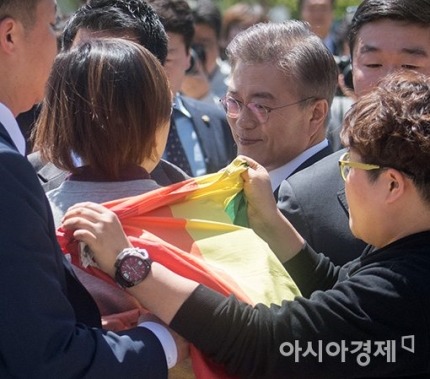 성소수자 단체 기습당시 문재인 후보 표정 | 인스티즈