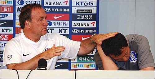 감독 옆에서 대놓고 주무시는 운재형님 | 인스티즈