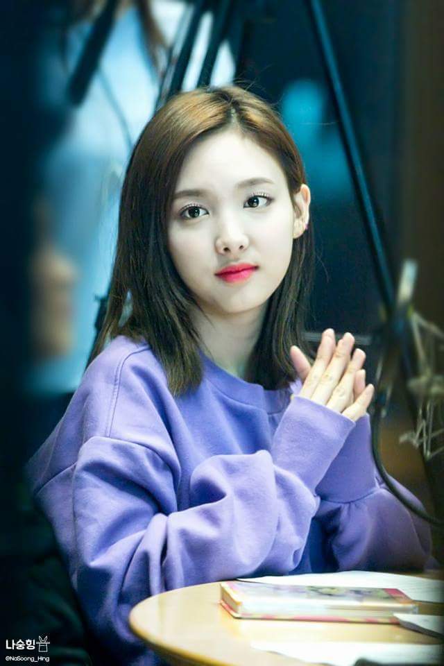 나를 쳐다보는 나연이 | 인스티즈