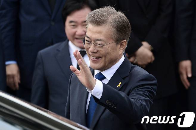 오늘자 문재인 대통령 사진들 .jpg | 인스티즈