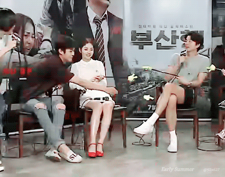 공유한테 장난치는 소희.gif | 인스티즈