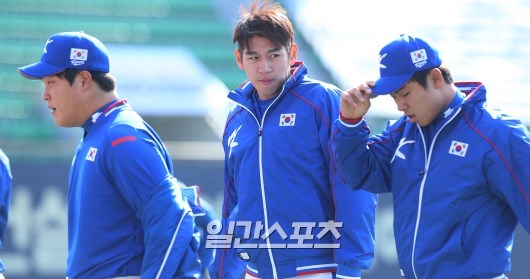  이대은과 다른 대표팀 선수들.jpg | 인스티즈