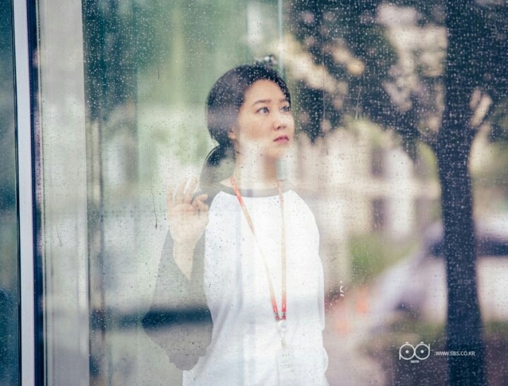 '질투의 화신' 공효진 스틸컷 공개…기상캐스터 하기 힘드네 '공무룩' | 인스티즈