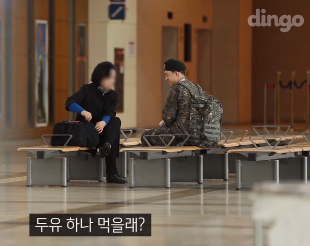 팔다친 군인이 전투화를 묶어달라고 부탁한다면? | 인스티즈