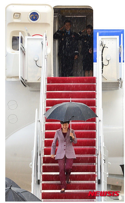 우산도 직접 쓰고 다니는 박근혜.jpg | 인스티즈