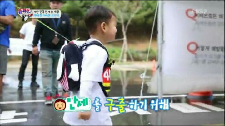[슈퍼맨이돌아왔다] 무서워하는 만세를 데리러가는 민국이.jpg | 인스티즈