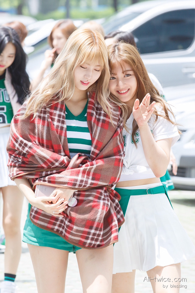 [트와이스] 분위가 너무 예쁜 모모랑 지효 사진 | 인스티즈