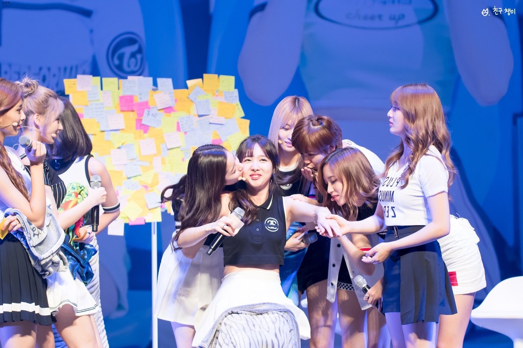 [트와이스] 뽀뽀덕후 나연이 인생 최고의 날 ㅋ | 인스티즈