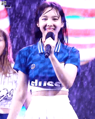 [트와이스] 아이돌 필수관문인 수중전 통과한 트와이스.gif | 인스티즈