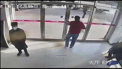 돈 주워주는 착한 사람들.gif | 인스티즈