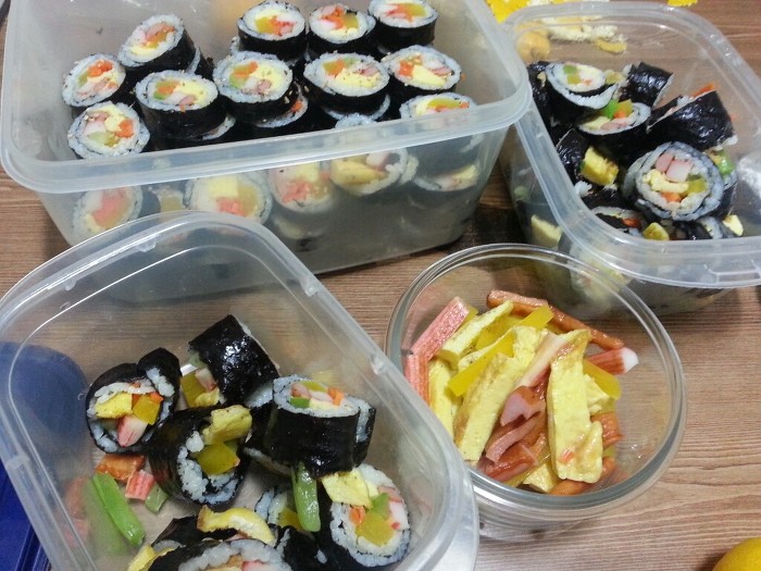 정말 끊임없이 들어가는 김밥.jpg | 인스티즈