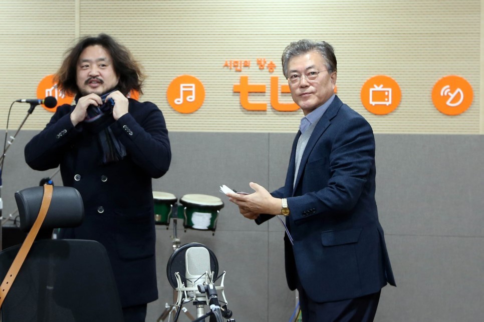 문재인 전대표 오늘 아침 라디오 출연 때 모습 | 인스티즈