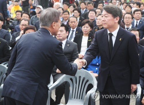 세월호 기억식에서....문재인 안철수 악수 짤.GIF | 인스티즈