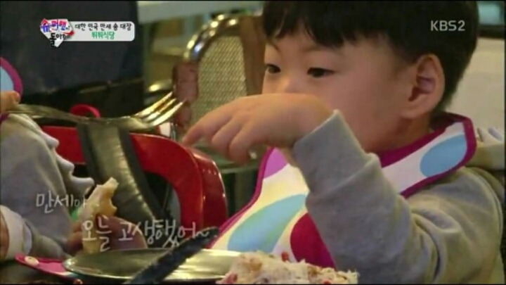 [슈퍼맨이돌아왔다] 만세에게 스테이크 양보하는 대한이.jpg | 인스티즈