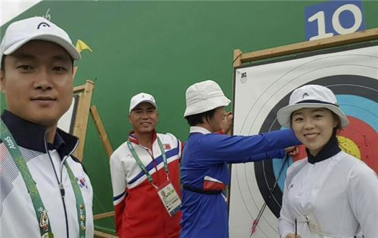 화제를 모은 남북 여자 양궁 선수들 셀카 | 인스티즈
