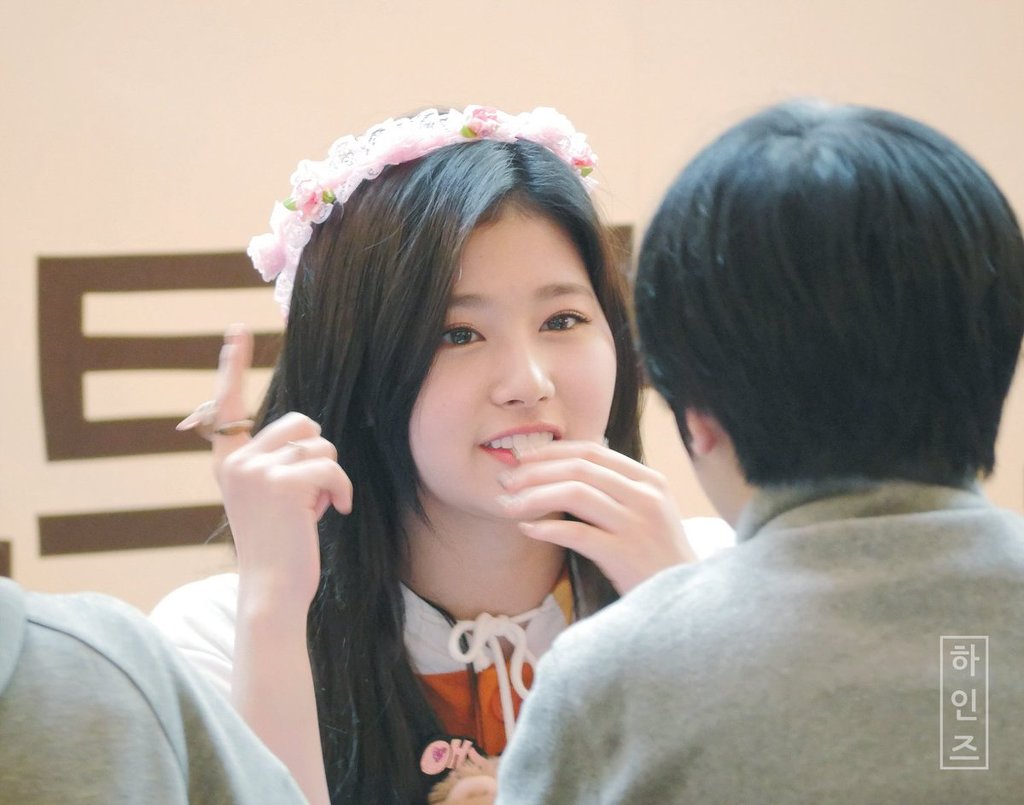 끼리끼리 친한듯한 여자친구 은하와 트와이스 사나.gif | 인스티즈