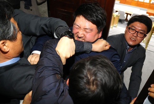 국민의당은 국민들을 위해선 왜 지난번처럼 싸우지 않는가 | 인스티즈