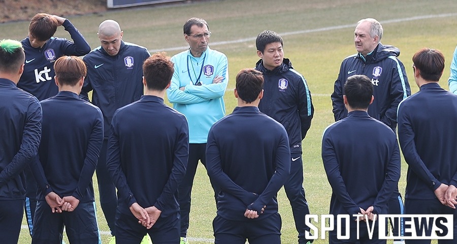 오늘자 굳은 표정으로 회복 훈련하는 축구대표팀 | 인스티즈