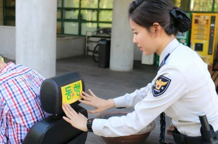 이제 막 출근한 미모의 여순경 | 인스티즈
