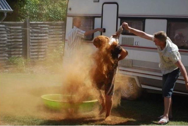 25살까지 미혼인 남녀에게 하는 덴마크의 풍습 | 인스티즈