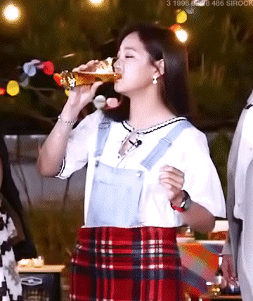 맥주 받을 줄 아는 걸그룹 멤버.gif | 인스티즈