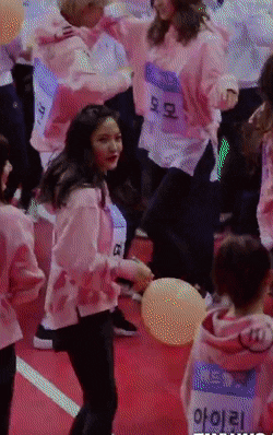 모모를 만지는 정연.gif | 인스티즈