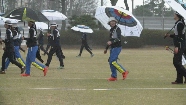 흔한 양궁팀 우산.gif | 인스티즈