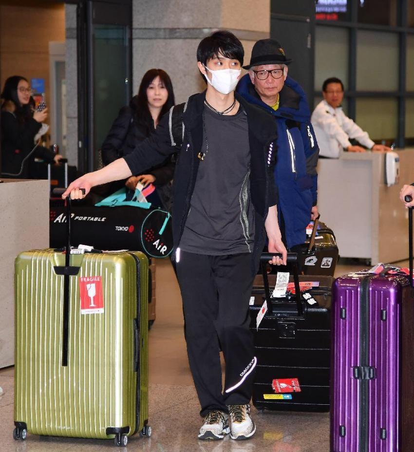 오늘 한국 입국한 하뉴 유즈루, 코 앞의 한국팬과 배너 보고도 웃음기 하나 없는 모습.jpg | 인스티즈