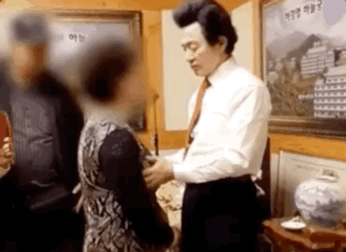 여성 지지자들 마구 더듬는 허경영 | 인스티즈