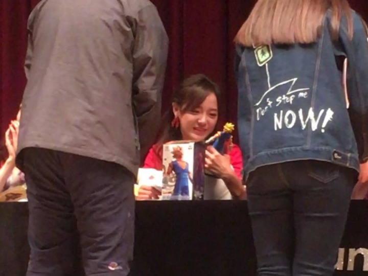 팬싸에서 선물 받고 현타 온 김세정 | 인스티즈