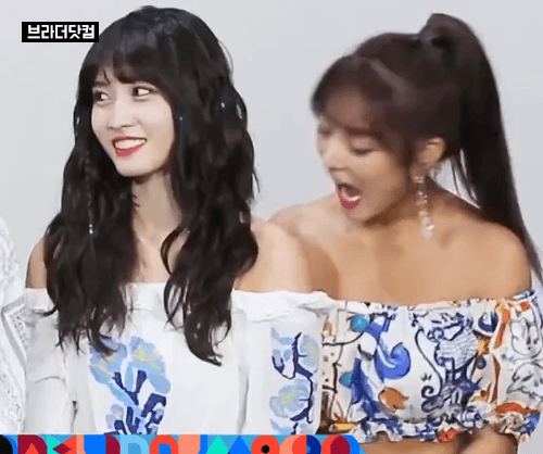 모모 어깨를 깨무는 지효 | 인스티즈