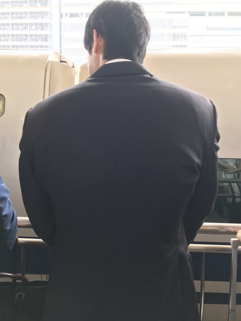 난데없는 어깨빵.gif | 인스티즈