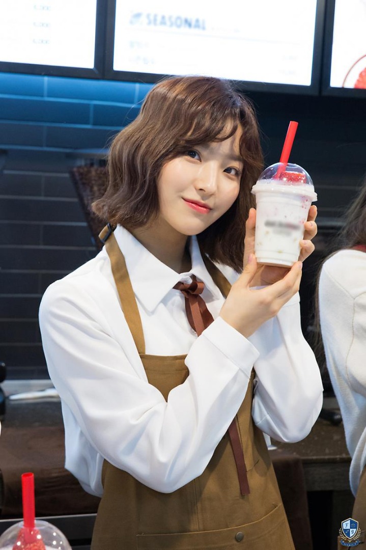 요즘 잘 안 올라와서 올려보는 프로미스나인 이새롬.jpgif | 인스티즈
