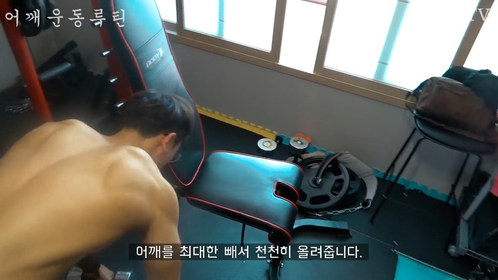 어떤 직장인 운동 유튜버의 어깨운동 방법 ㅎㄷㄷ;;.JPG | 인스티즈