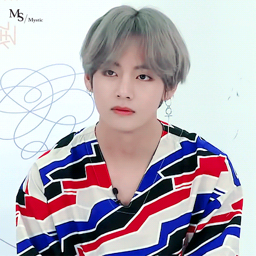 얼굴로 악세사리 존재감 하락시키는 방탄소년단 뷔.jpgif | 인스티즈