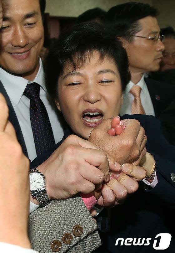 만수르 발꼬락 48시간 빨고 100억받기 VS 그냥 살기.jpg (고전아님) | 인스티즈