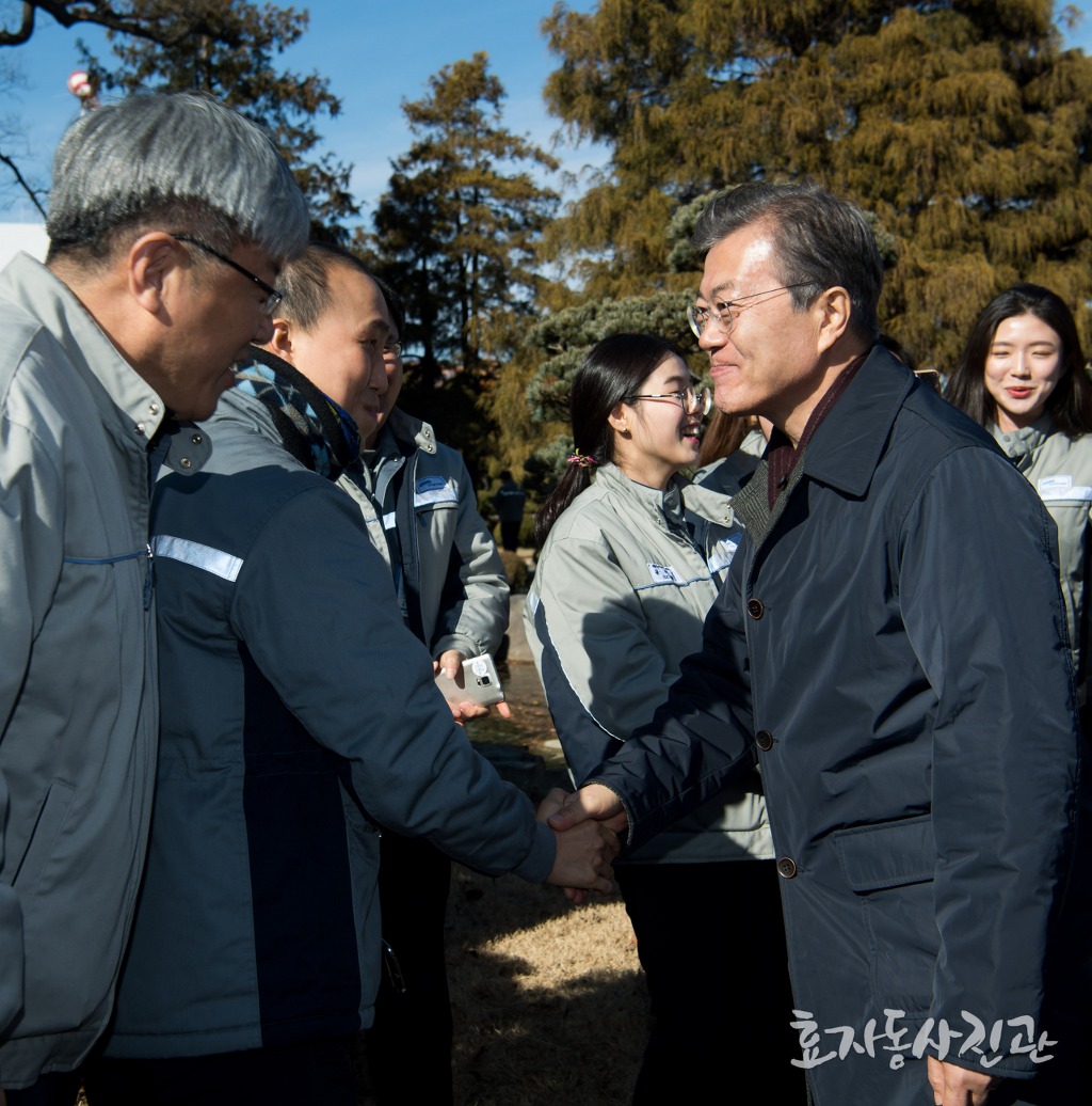 청와대에 올라온 문재인 대통령 사진 (덕후가 계를 탔어요!) | 인스티즈