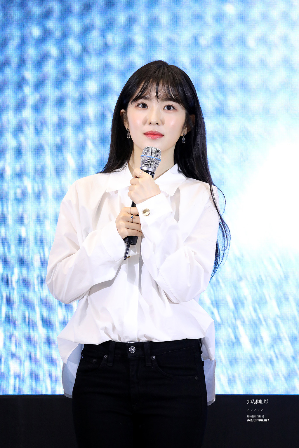 가오나시를 보고 당황한 아이린.gif | 인스티즈