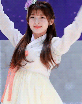 한복을 차려입은 오마이걸 아린이.gif | 인스티즈
