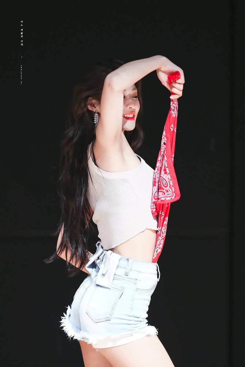 미모와 몸매 둘다 난리난 어제자 설현이.jpgif | 인스티즈