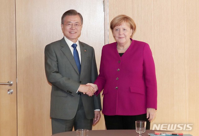 아셈 정상회의 각국 정상들과 인사 나누는 문재인 대통령.jpg | 인스티즈