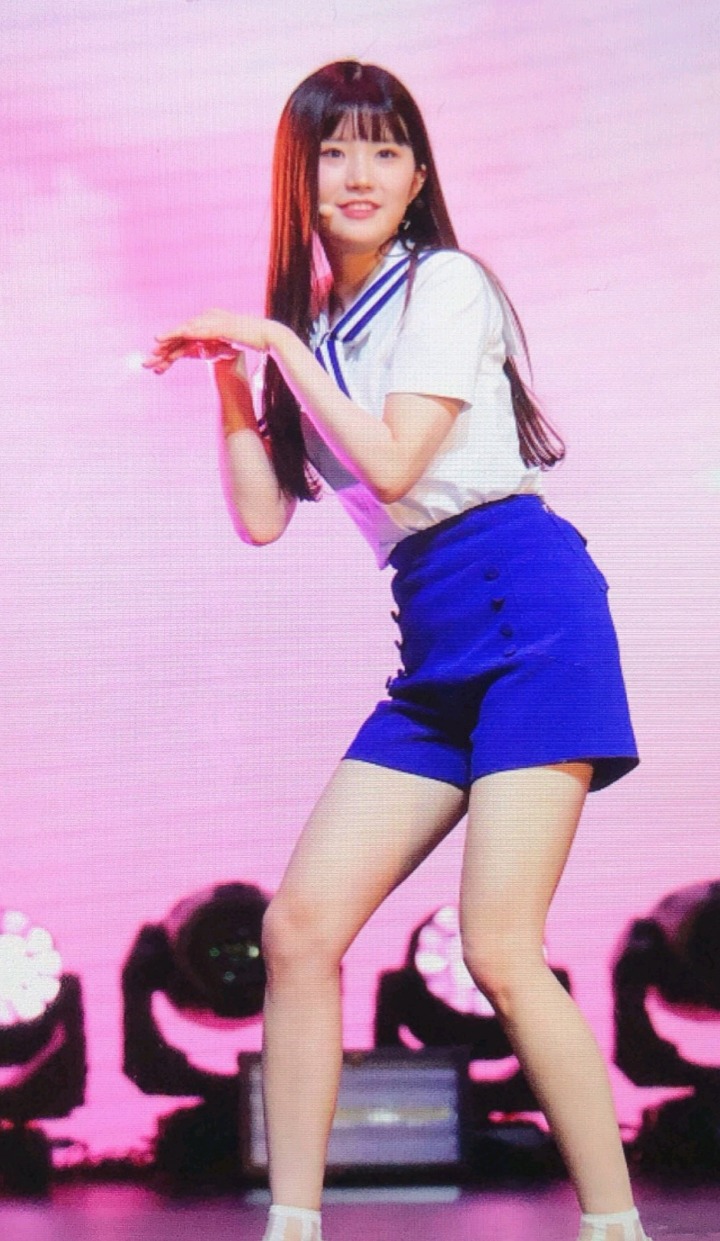 오늘 팬미팅에서 게임하는 송하영.gif | 인스티즈