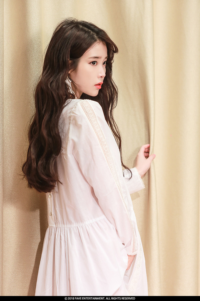 2018 아이유 시즌그리팅 공식 사진.jpg | 인스티즈