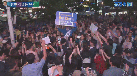 경남에서 아이돌급 인기를 자랑하는 김경수ㅋㅋㅋㅋㅋ.jpgif | 인스티즈