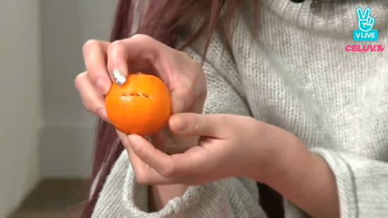 귤을 던졌더니 저절로 까졌다는 러블리즈 지애.gif | 인스티즈
